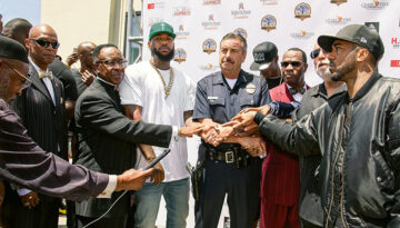 los-angeles-peace-rides-the-game-police-chief-beck-and-community-leaders-stand-united-in-peace_fr